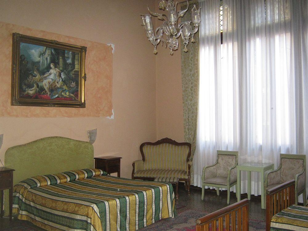 Lion Morosini Palace Venecia