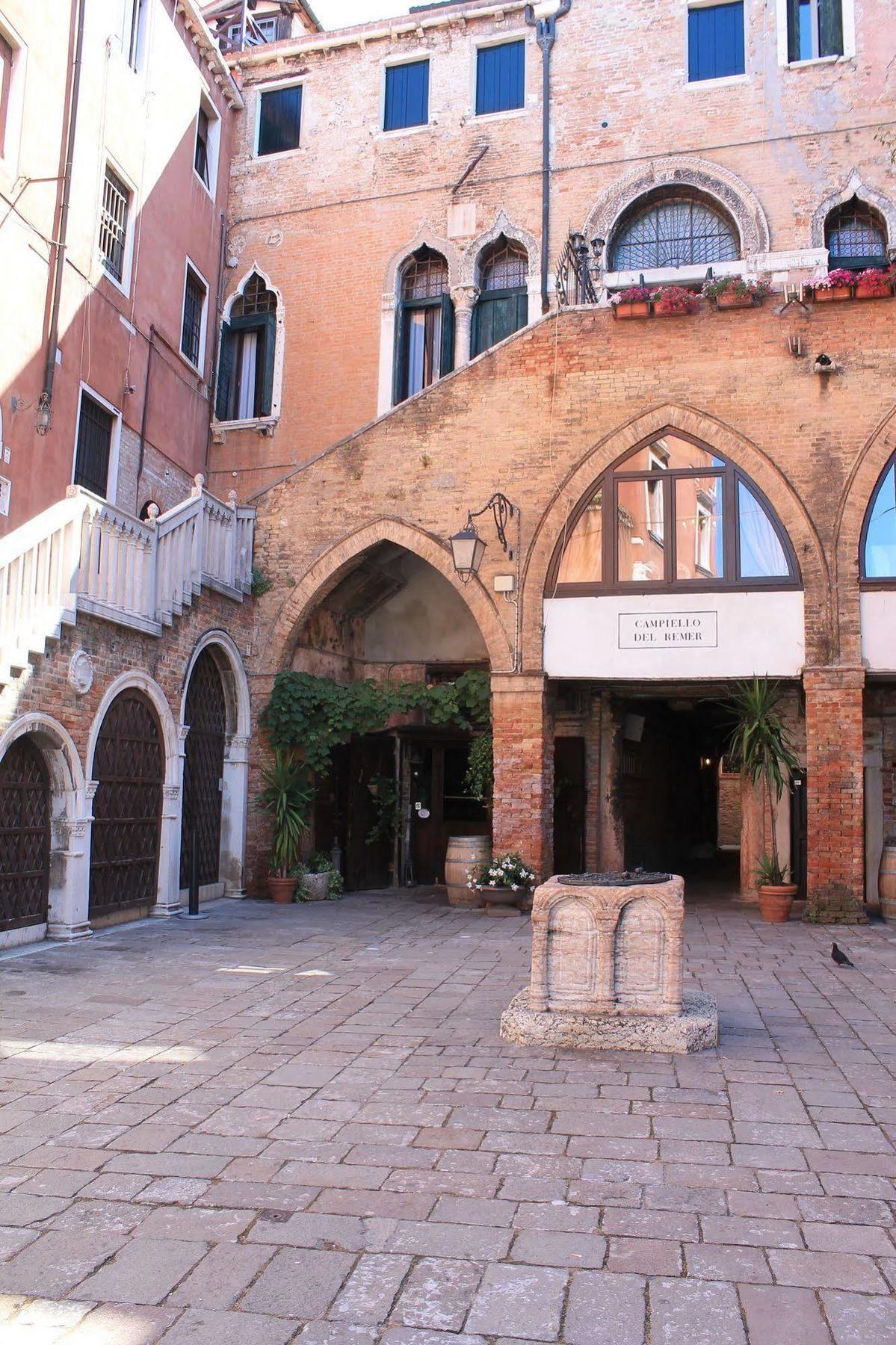 Lion Morosini Palace Venecia