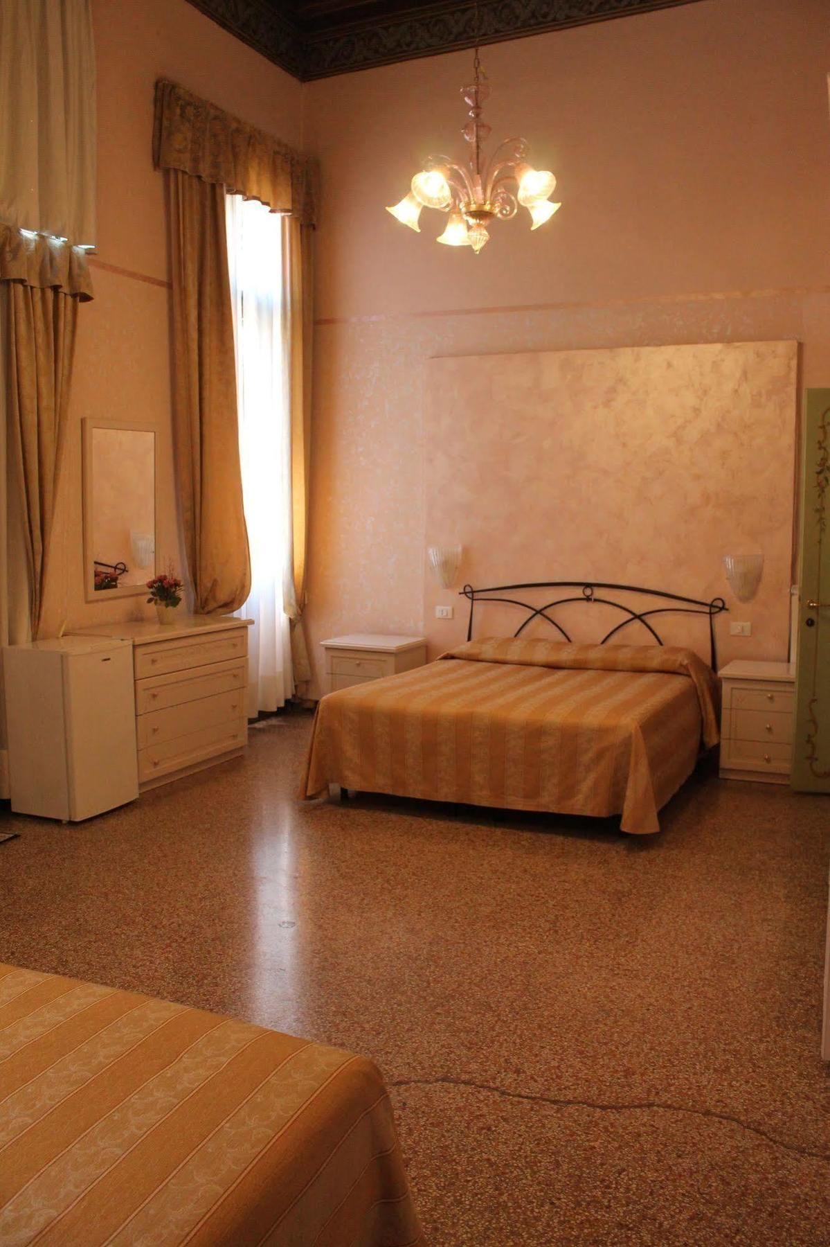 Lion Morosini Palace * Venecia